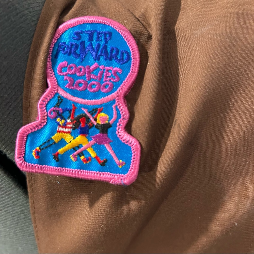 Girls Scout brown sash. Size regular - Picture 5 of 8